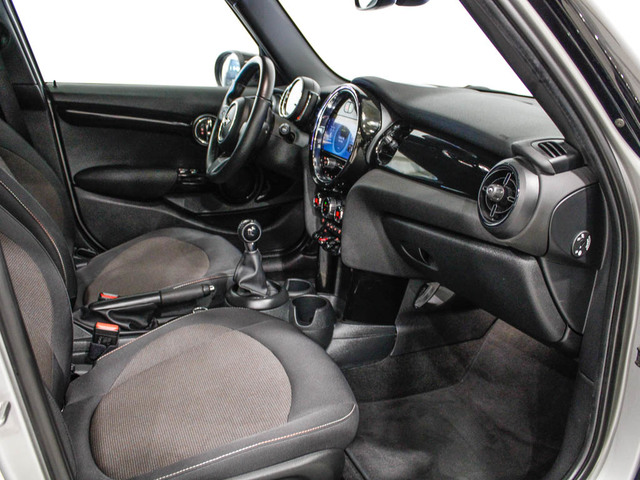 fotoG 16 del MINI MINI 5 Puertas Cooper 100 kW (136 CV) 136cv Gasolina del 2023 en Barcelona