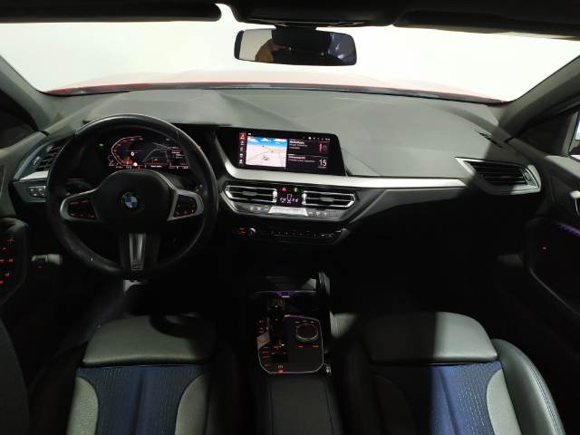 BMW Serie 1 118d color Rojo. Año 2022. 110KW(150CV). Diésel. En concesionario Hispamovil Elche de Alicante