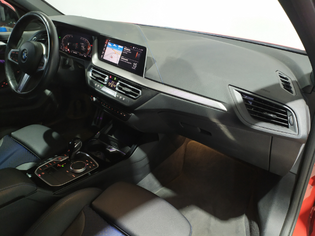 BMW Serie 1 118d color Rojo. Año 2022. 110KW(150CV). Diésel. En concesionario Hispamovil Elche de Alicante