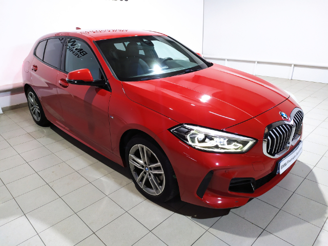 BMW Serie 1 118d color Rojo. Año 2022. 110KW(150CV). Diésel. En concesionario Hispamovil Elche de Alicante