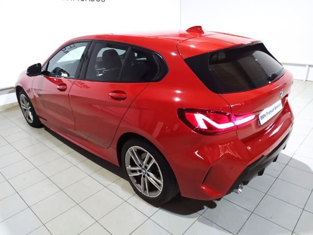 BMW Serie 1 118d color Rojo. Año 2022. 110KW(150CV). Diésel. En concesionario Hispamovil Elche de Alicante