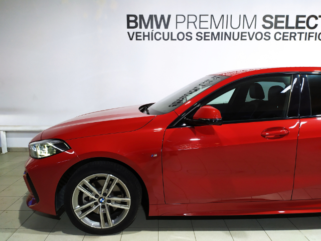 BMW Serie 1 118d color Rojo. Año 2022. 110KW(150CV). Diésel. En concesionario Hispamovil Elche de Alicante