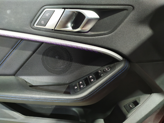 BMW Serie 1 118d color Rojo. Año 2022. 110KW(150CV). Diésel. En concesionario Hispamovil Elche de Alicante