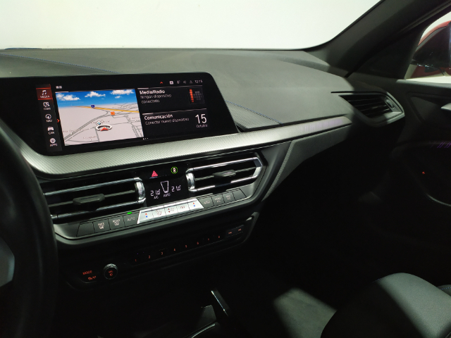 BMW Serie 1 118d color Rojo. Año 2022. 110KW(150CV). Diésel. En concesionario Hispamovil Elche de Alicante