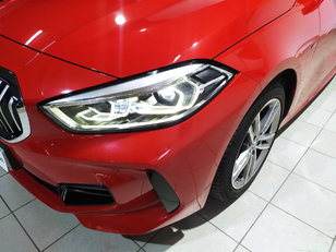 BMW Serie 1 118d color Rojo. Año 2022. 110KW(150CV). Diésel. En concesionario Hispamovil Elche de Alicante