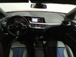 BMW Serie 1 118d color Rojo. Año 2022. 110KW(150CV). Diésel. En concesionario Hispamovil Elche de Alicante