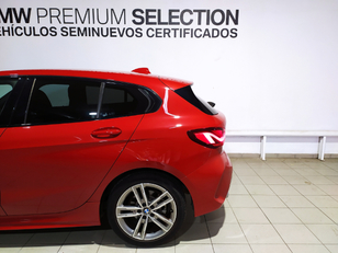 BMW Serie 1 118d color Rojo. Año 2022. 110KW(150CV). Diésel. En concesionario Hispamovil Elche de Alicante