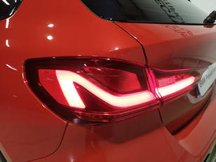 BMW Serie 1 118d color Rojo. Año 2022. 110KW(150CV). Diésel. En concesionario Hispamovil Elche de Alicante