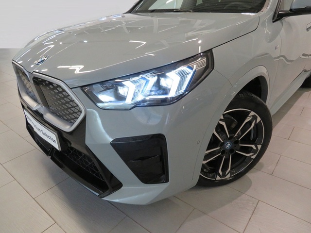 BMW iX2 eDrive20 color Gris. Año 2025. 150KW(204CV). Eléctrico. En concesionario Lugauto S.A. de Lugo