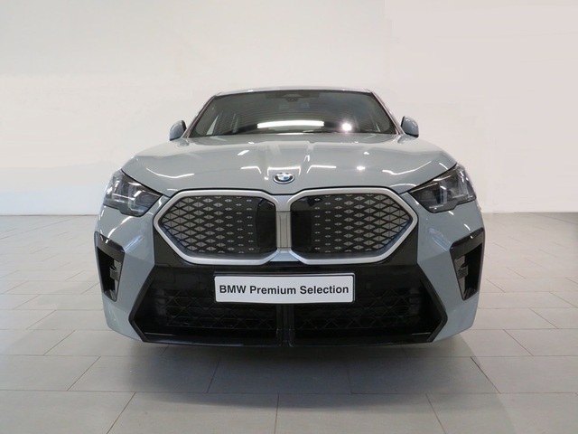 BMW iX2 eDrive20 color Gris. Año 2025. 150KW(204CV). Eléctrico. En concesionario Lugauto S.A. de Lugo