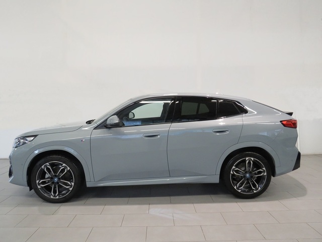 BMW iX2 eDrive20 color Gris. Año 2025. 150KW(204CV). Eléctrico. En concesionario Lugauto S.A. de Lugo