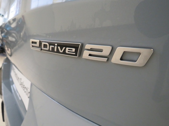 BMW iX2 eDrive20 color Gris. Año 2025. 150KW(204CV). Eléctrico. En concesionario Lugauto S.A. de Lugo