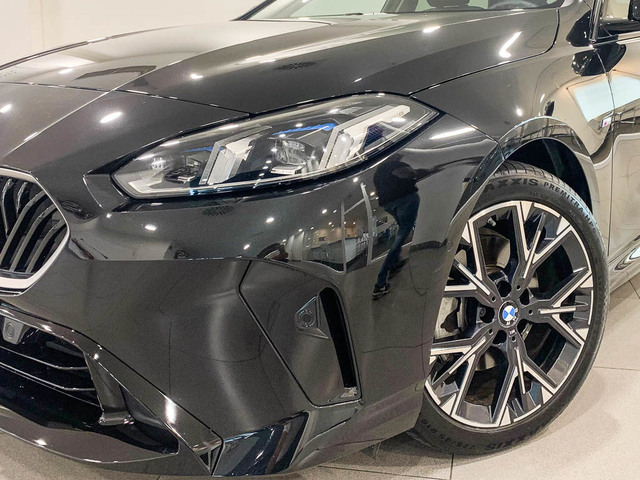 BMW Serie 1 120i color Negro. Año 2025. 125KW(170CV). Gasolina. En concesionario Barcelona Premium -- GRAN VIA de Barcelona