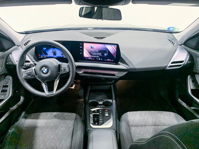 BMW Serie 1 120i color Negro. Año 2025. 125KW(170CV). Gasolina. En concesionario Barcelona Premium -- GRAN VIA de Barcelona