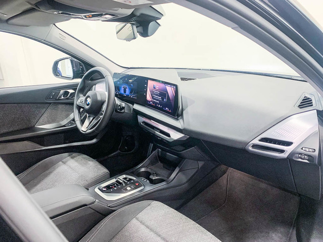 BMW Serie 1 120i color Negro. Año 2025. 125KW(170CV). Gasolina. En concesionario Barcelona Premium -- GRAN VIA de Barcelona