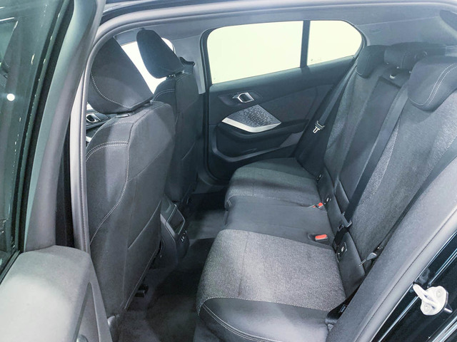 BMW Serie 1 120i color Negro. Año 2025. 125KW(170CV). Gasolina. En concesionario Barcelona Premium -- GRAN VIA de Barcelona