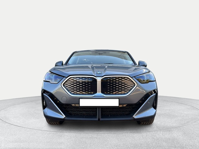 BMW iX2 eDrive20 color Gris. Año 2025. 150KW(204CV). Eléctrico. En concesionario Motri Motor Jaén de Jaén