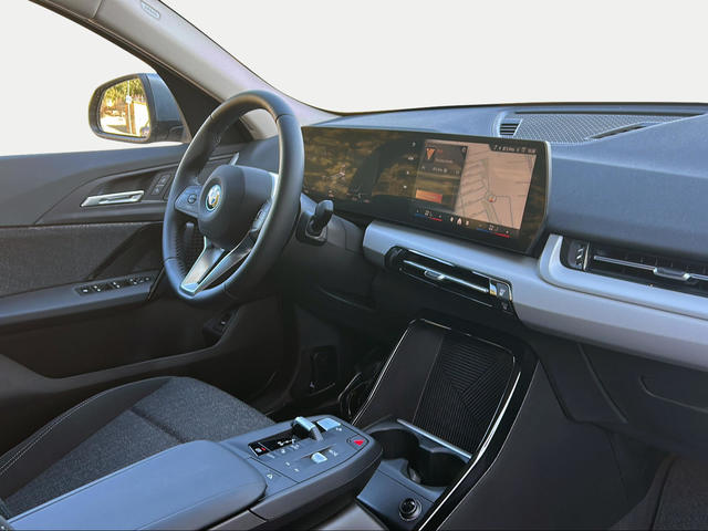 BMW iX2 eDrive20 color Gris. Año 2025. 150KW(204CV). Eléctrico. En concesionario Motri Motor Jaén de Jaén