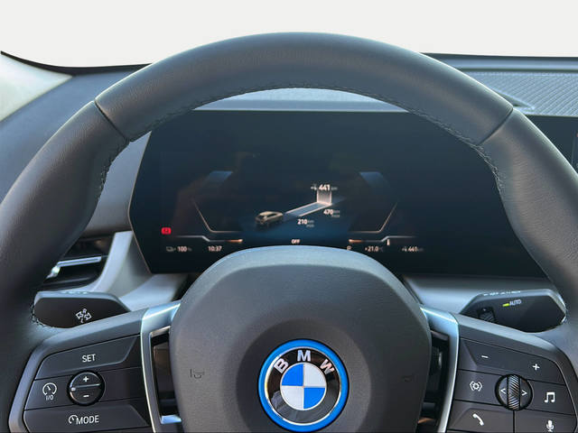BMW iX2 eDrive20 color Gris. Año 2025. 150KW(204CV). Eléctrico. En concesionario Motri Motor Jaén de Jaén