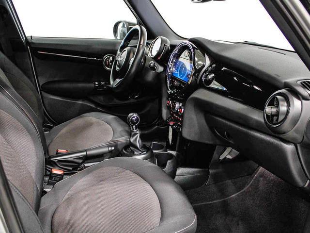 fotoG 16 del MINI MINI 5 Puertas Cooper 100 kW (136 CV) 136cv Gasolina del 2023 en Barcelona