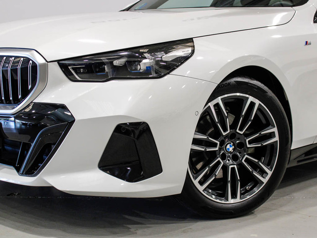 BMW Serie 5 520d color Blanco. Año 2025. 145KW(197CV). Diésel. En concesionario Barcelona Premium -- GRAN VIA de Barcelona