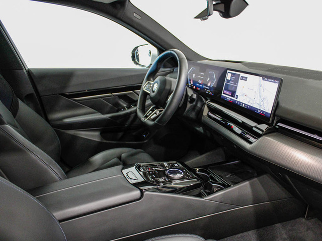 BMW Serie 5 520d color Blanco. Año 2025. 145KW(197CV). Diésel. En concesionario Barcelona Premium -- GRAN VIA de Barcelona