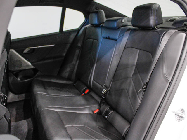 BMW Serie 5 520d color Blanco. Año 2025. 145KW(197CV). Diésel. En concesionario Barcelona Premium -- GRAN VIA de Barcelona