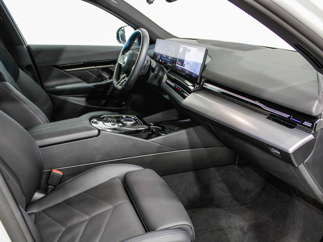 BMW Serie 5 520d color Blanco. Año 2025. 145KW(197CV). Diésel. En concesionario Barcelona Premium -- GRAN VIA de Barcelona