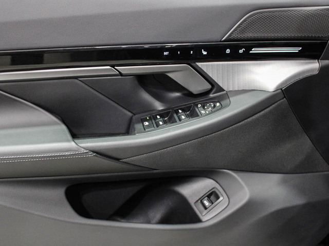 BMW Serie 5 520d Touring color Negro. Año 2025. 145KW(197CV). Diésel. En concesionario Barcelona Premium -- GRAN VIA de Barcelona