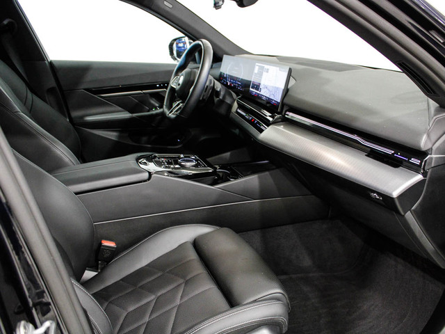 BMW Serie 5 520d Touring color Negro. Año 2025. 145KW(197CV). Diésel. En concesionario Barcelona Premium -- GRAN VIA de Barcelona