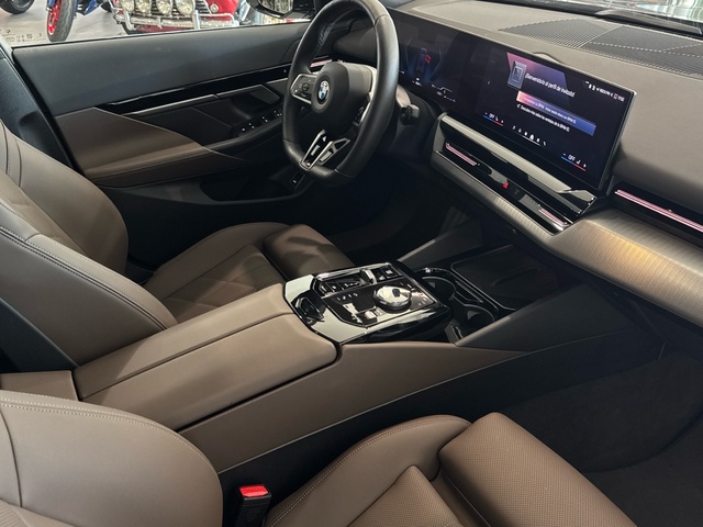 BMW Serie 5 520d Touring color Negro. Año 2024. 145KW(197CV). Diésel. En concesionario Motor Gorbea de Álava