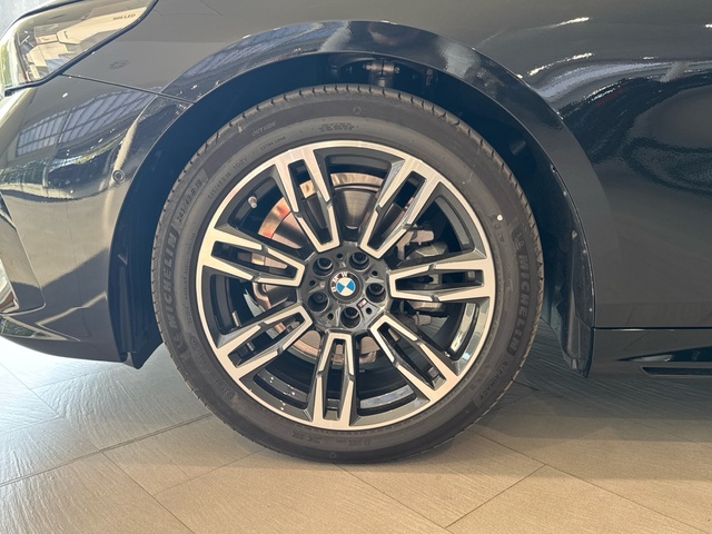 BMW Serie 5 520d Touring color Negro. Año 2024. 145KW(197CV). Diésel. En concesionario Motor Gorbea de Álava