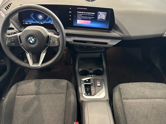 BMW Serie 1 120d color Negro. Año 2025. 120KW(163CV). Diésel. En concesionario Motor Gorbea de Álava