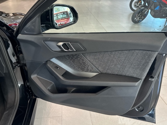 BMW Serie 1 120d color Negro. Año 2025. 120KW(163CV). Diésel. En concesionario Motor Gorbea de Álava