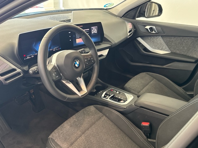 BMW Serie 1 120d color Negro. Año 2025. 120KW(163CV). Diésel. En concesionario Motor Gorbea de Álava