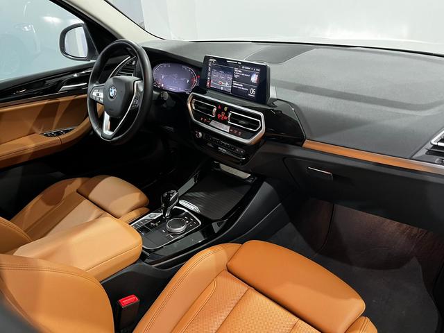 BMW X3 xDrive20d color Blanco. Año 2022. 140KW(190CV). Diésel. En concesionario Unicars Ponent de Lleida