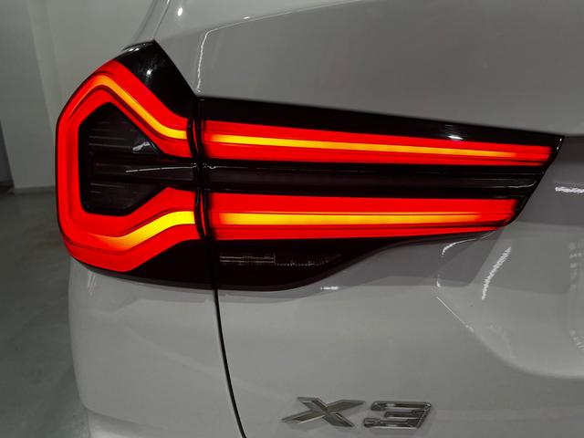 BMW X3 xDrive20d color Blanco. Año 2022. 140KW(190CV). Diésel. En concesionario Unicars Ponent de Lleida