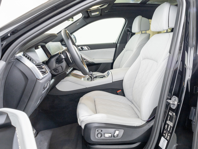 BMW X6 M50i color Negro. Año 2022. 390KW(530CV). Gasolina. En concesionario Oliva Motor Girona de Girona