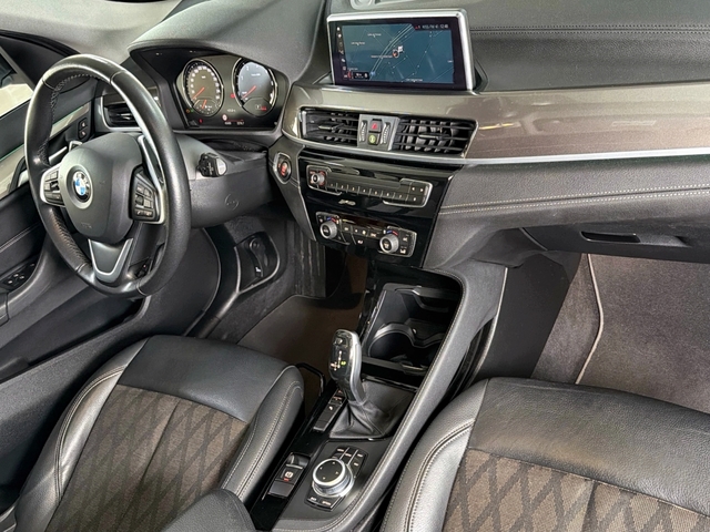 BMW X1 sDrive18d color Gris. Año 2021. 110KW(150CV). Diésel. En concesionario Triocar Gijón (Bmw y Mini) de Asturias