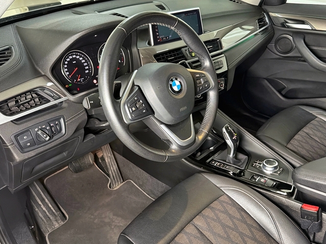 BMW X1 sDrive18d color Gris. Año 2021. 110KW(150CV). Diésel. En concesionario Triocar Gijón (Bmw y Mini) de Asturias