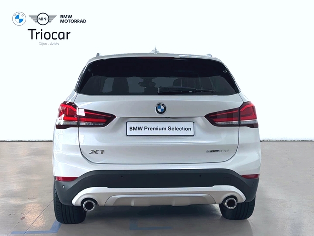 BMW X1 sDrive18d color Blanco. Año 2021. 110KW(150CV). Diésel. En concesionario Triocar Gijón (Bmw y Mini) de Asturias
