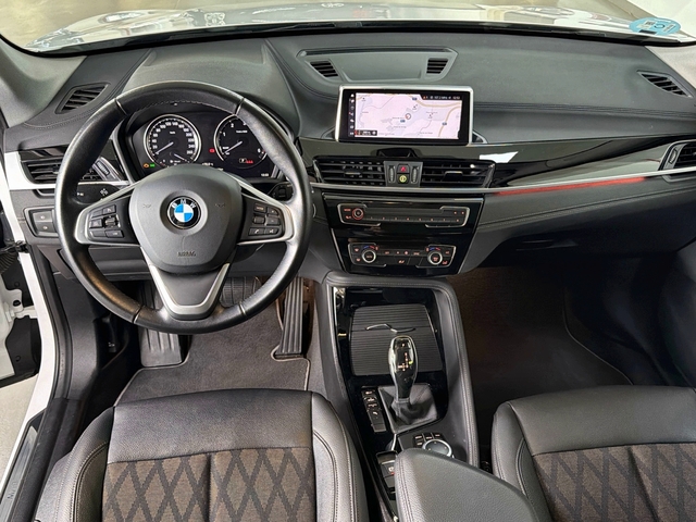 BMW X1 sDrive18d color Blanco. Año 2021. 110KW(150CV). Diésel. En concesionario Triocar Gijón (Bmw y Mini) de Asturias