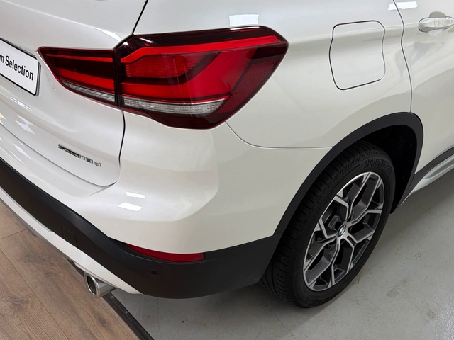 BMW X1 sDrive18d color Blanco. Año 2021. 110KW(150CV). Diésel. En concesionario Triocar Gijón (Bmw y Mini) de Asturias