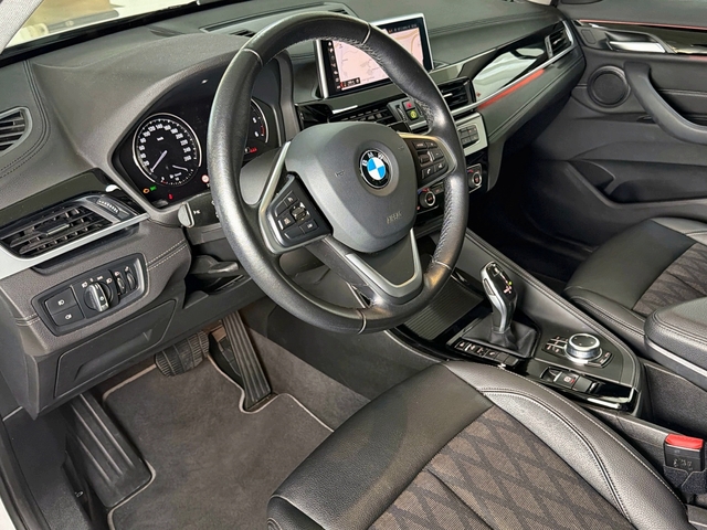 BMW X1 sDrive18d color Blanco. Año 2021. 110KW(150CV). Diésel. En concesionario Triocar Gijón (Bmw y Mini) de Asturias