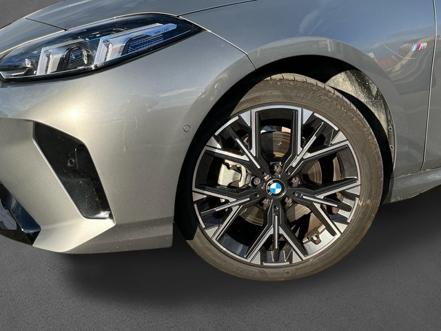 BMW Serie 1 120i color Gris. Año 2025. 125KW(170CV). Gasolina. En concesionario MURCIA PREMIUM S.L. JUAN CARLOS I de Murcia