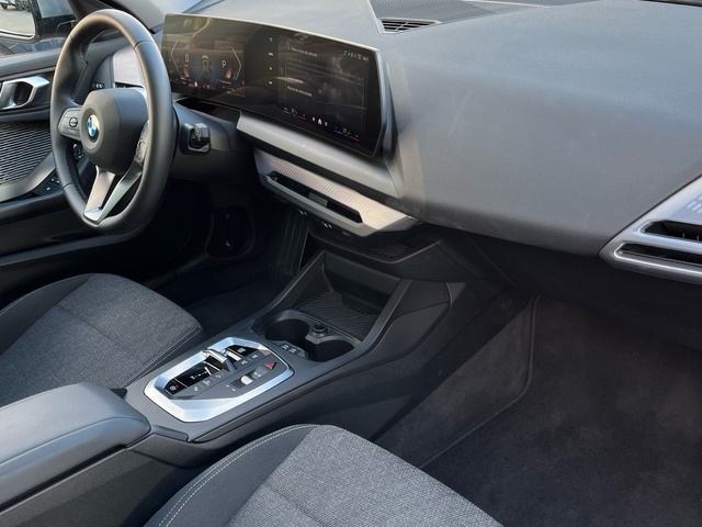 BMW Serie 1 120i color Gris. Año 2025. 125KW(170CV). Gasolina. En concesionario MURCIA PREMIUM S.L. JUAN CARLOS I de Murcia