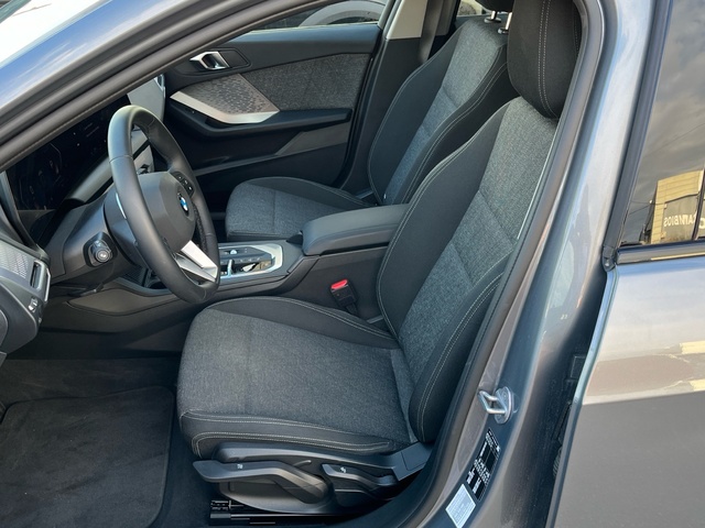 BMW Serie 1 120i color Gris. Año 2025. 125KW(170CV). Gasolina. En concesionario MURCIA PREMIUM S.L. JUAN CARLOS I de Murcia