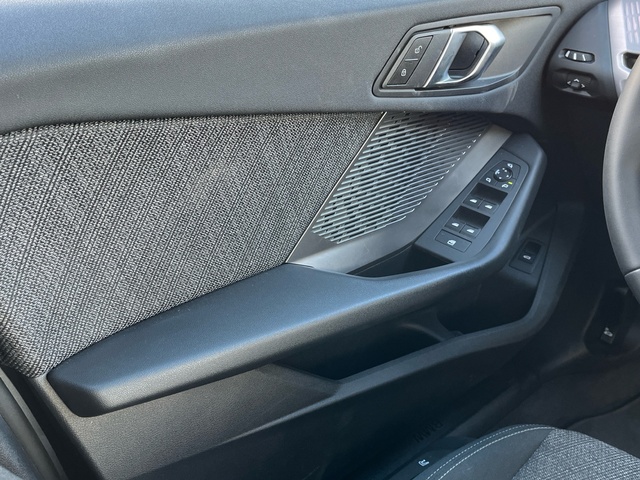 BMW Serie 1 120i color Gris. Año 2025. 125KW(170CV). Gasolina. En concesionario MURCIA PREMIUM S.L. JUAN CARLOS I de Murcia