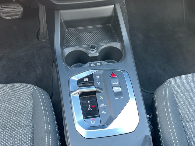 BMW Serie 1 120i color Gris. Año 2025. 125KW(170CV). Gasolina. En concesionario MURCIA PREMIUM S.L. JUAN CARLOS I de Murcia