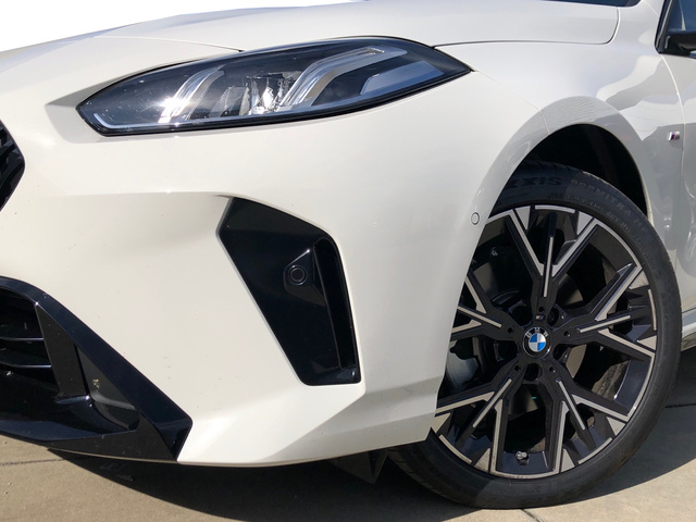 BMW Serie 1 118d color Blanco. Año 2025. 110KW(150CV). Diésel. En concesionario Momentum S.A. de Madrid